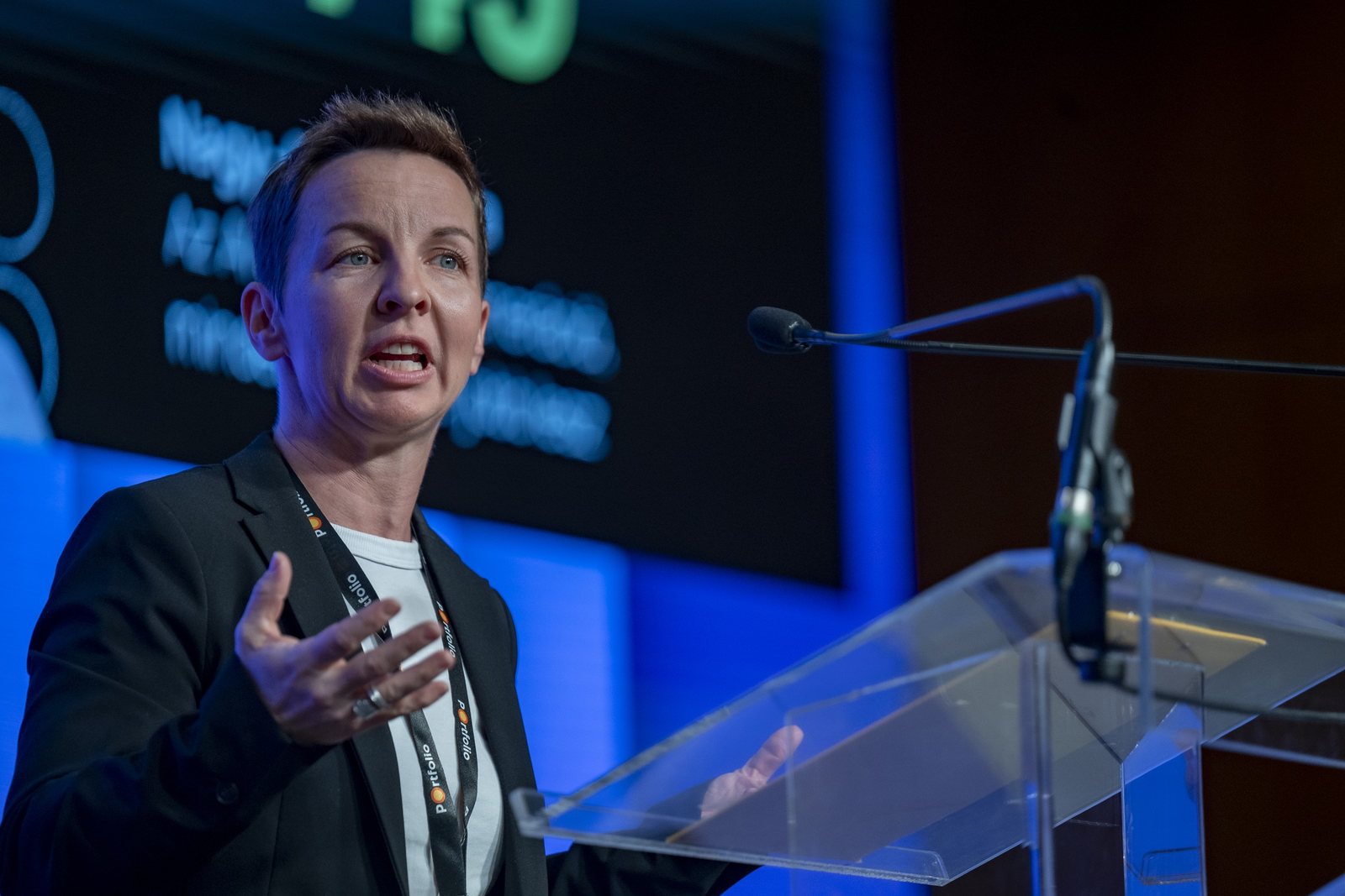 Dorka Nagy-Jozsa at a conference podium